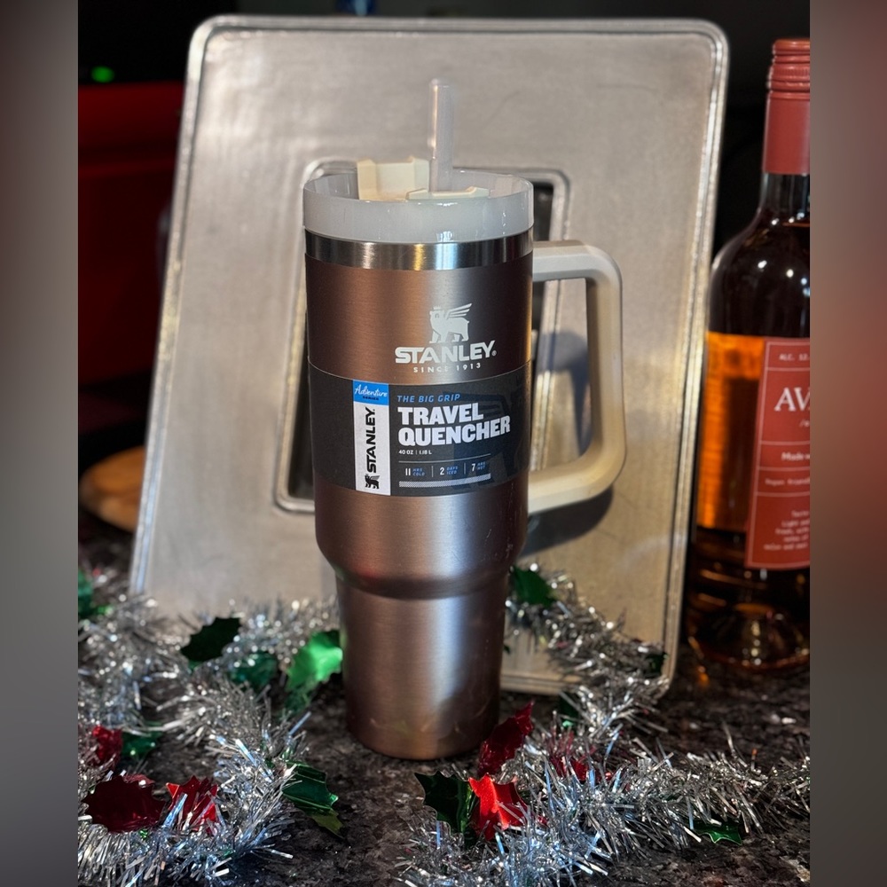 Stanley - OG ROSE GLOW 40 oz Adventure Quencher Travel Tumbler (Rose Gold) - NWT